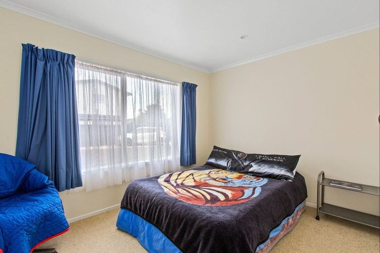 Photo of property in 20 Edgewater Grove, Orewa, 0931