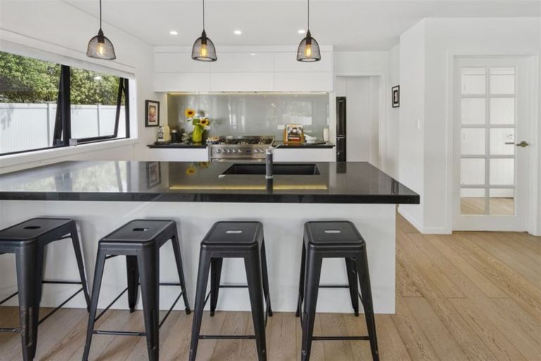 Photo of property in 11 Becroft Drive, Forrest Hill, Auckland, 0620