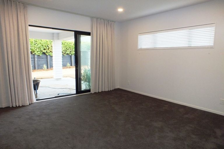 Photo of property in 5 Syd Grant Crescent, Orewa, 0931
