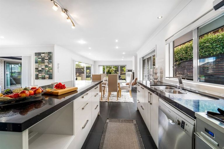 Photo of property in 32 Corricvale Way, Northcross, Auckland, 0630