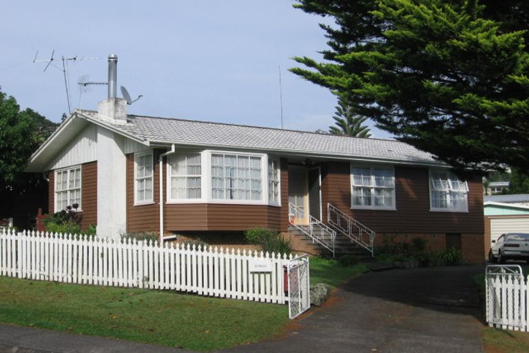 Photo of property in 4 Castleford Street, Green Bay, Auckland, 0604