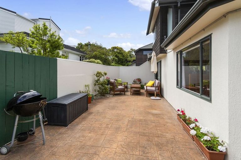 Photo of property in 1b Romney Square, Tawa, Wellington, 5028
