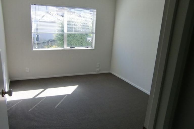 Photo of property in 2/15 Mandica Place, Sunnynook, Auckland, 0632