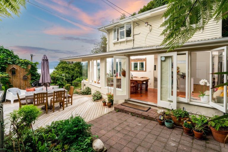 Photo of property in 46 Fortification Road, Karaka Bays, Wellington, 6022