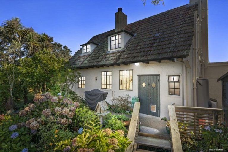 Photo of property in 42 Nicholson Road, Khandallah, Wellington, 6035