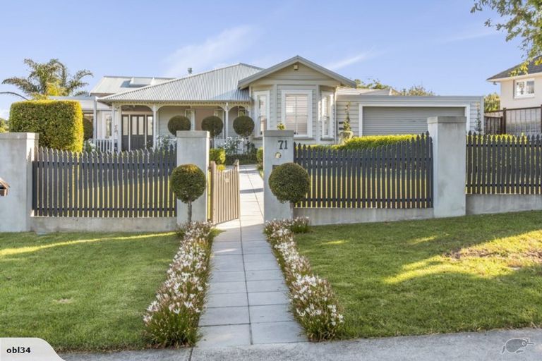 Photo of property in 71 Beach Road, Mellons Bay, Auckland, 2014