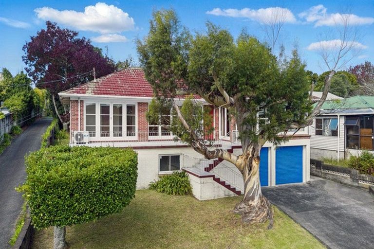 Photo of property in 18 Millbrook Road, Henderson, Auckland, 0612
