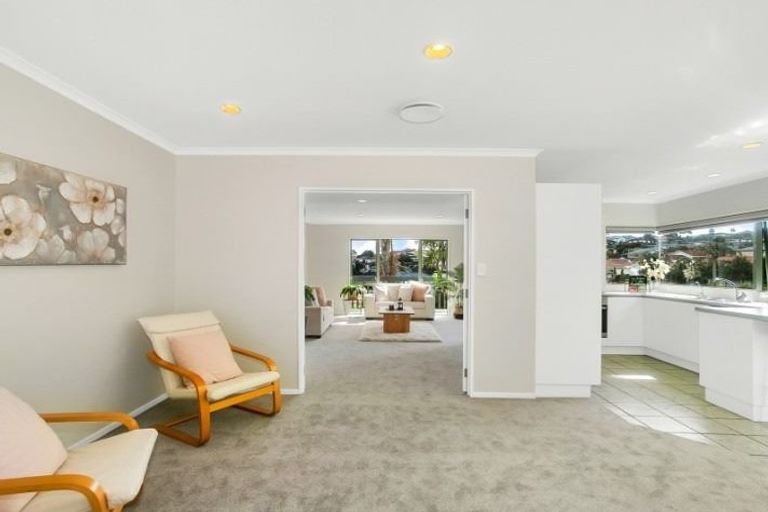 Photo of property in 1/4 De Havilland Drive, Goodwood Heights, Auckland, 2105