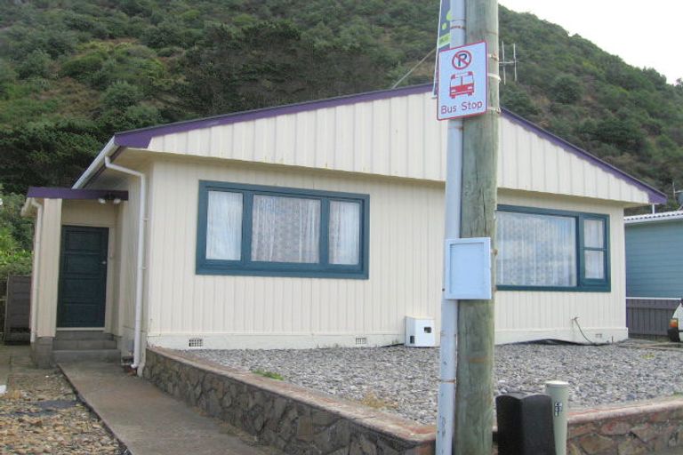 Photo of property in 124 Breaker Bay Road, Breaker Bay, Wellington, 6022