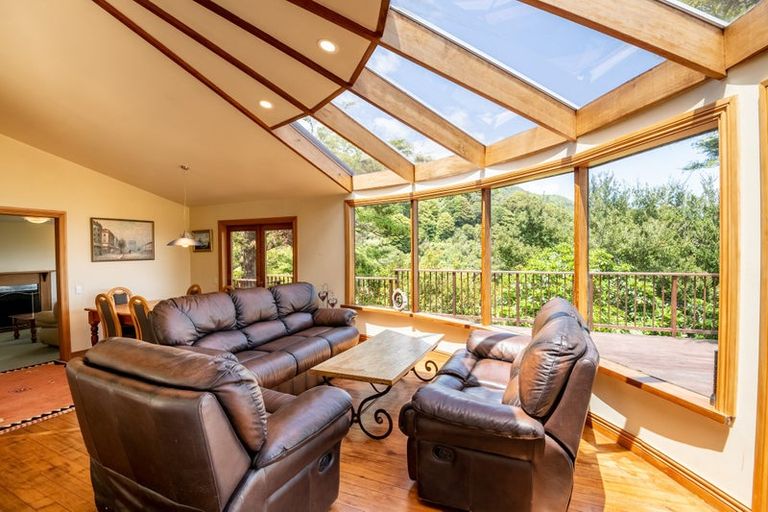 Photo of property in 5 Whiorau Grove, Lowry Bay, Lower Hutt, 5013