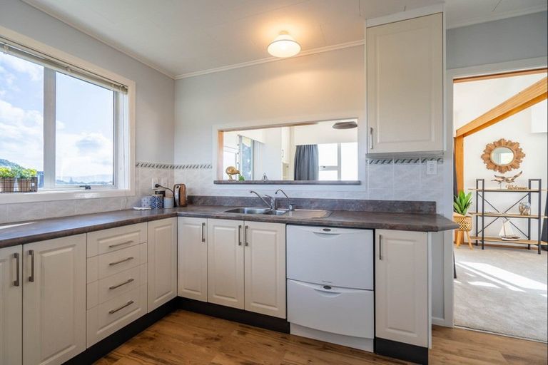 Photo of property in 67 Queens Road, Waikanae Beach, Waikanae, 5036