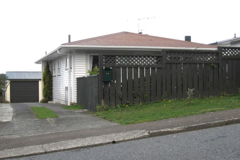 Photo of property in 15 Cotswold Crescent, Newlands, Wellington, 6037