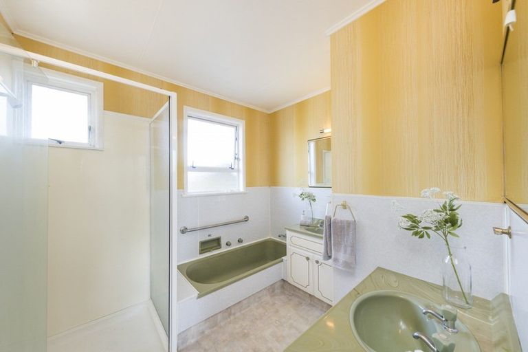 Photo of property in 16 Ellesmere Crescent, Highbury, Palmerston North, 4412