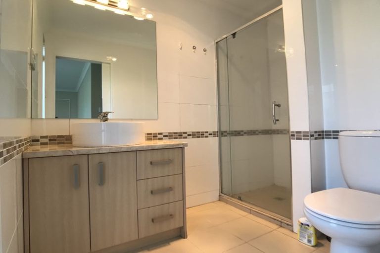 Photo of property in 111 Fernhill Way, Oteha, Auckland, 0632