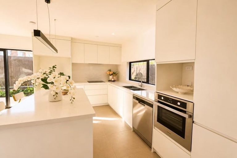 Photo of property in 11c Rene Place, Sunnyhills, Auckland, 2010