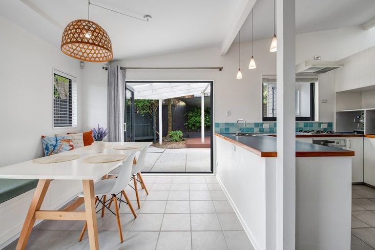 Photo of property in 2/20 Tawavale Crescent, Totara Vale, Auckland, 0629