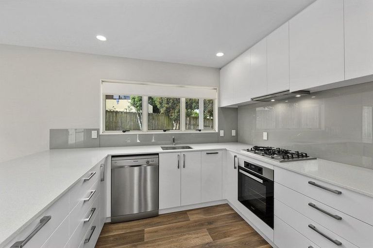 Photo of property in 27 Calypso Way, Unsworth Heights, Auckland, 0632