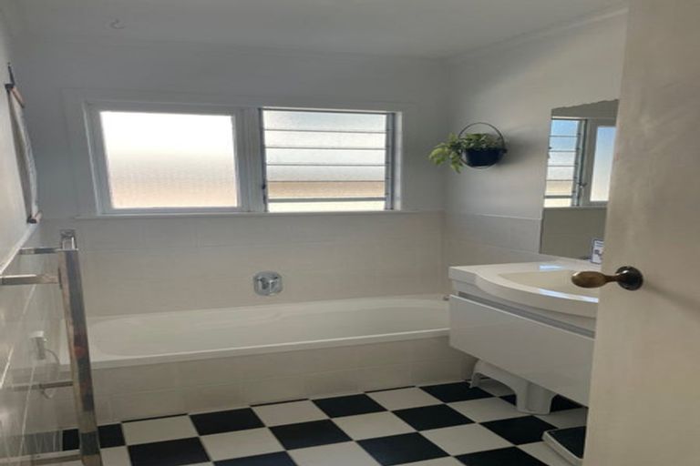 Photo of property in 1/10 Riverlea Avenue, Pakuranga, Auckland, 2010