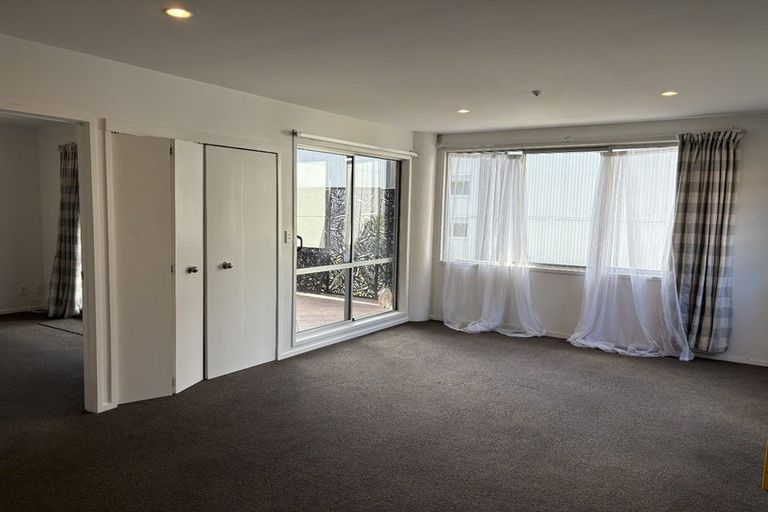 Photo of property in 8 Madeira Lane, Massey, 0614