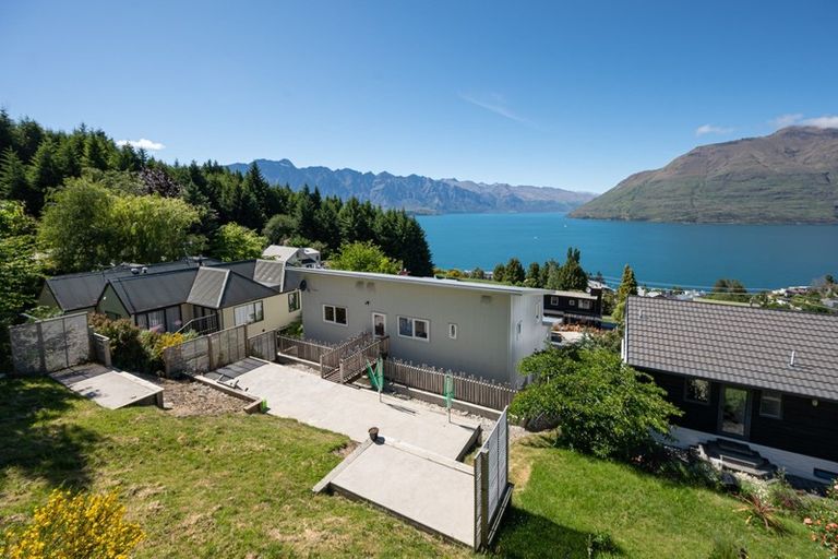 Photo of property in 9 Cameron Place, Fernhill, Queenstown, 9300