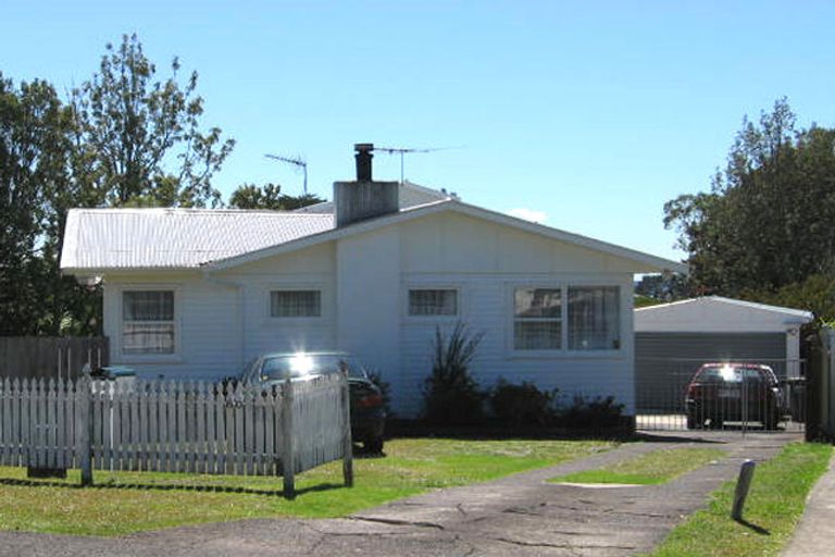 Photo of property in 60 Divich Avenue, Te Atatu South, Auckland, 0610