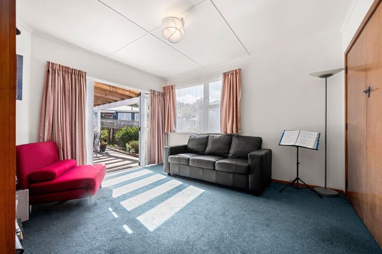 Photo of property in 4 Cotswold Crescent, Newlands, Wellington, 6037