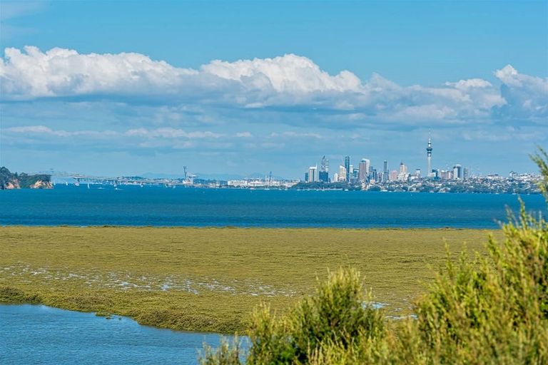 Photo of property in 215 West Harbour Drive, West Harbour, Auckland, 0618