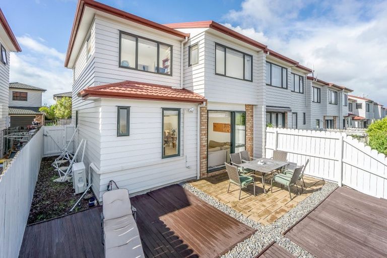 Photo of property in 20/22 Northcross Drive, Oteha, Auckland, 0632
