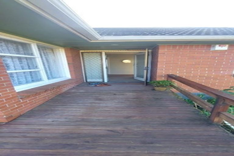 Photo of property in 30 La Rosa Street, Green Bay, Auckland, 0604