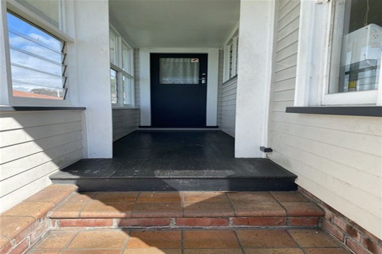 Photo of property in 2 Rogers Road, Manurewa, Auckland, 2102