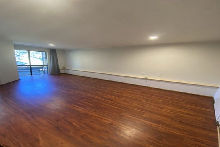 Photo of property in 21 Lavery Place, Sunnynook, Auckland, 0632