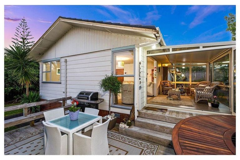 Photo of property in 2 Allington Road, Massey, Auckland, 0614