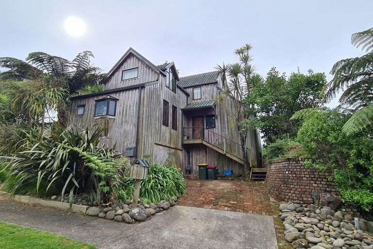 Photo of property in 9 Lindaver Grove, Merrilands, New Plymouth, 4312