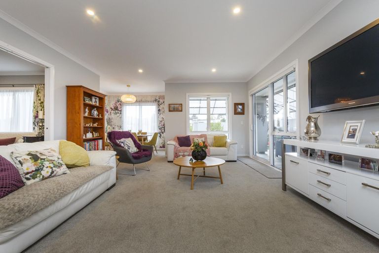 Photo of property in 124 Johnstone Drive, Fitzherbert, Palmerston North, 4410