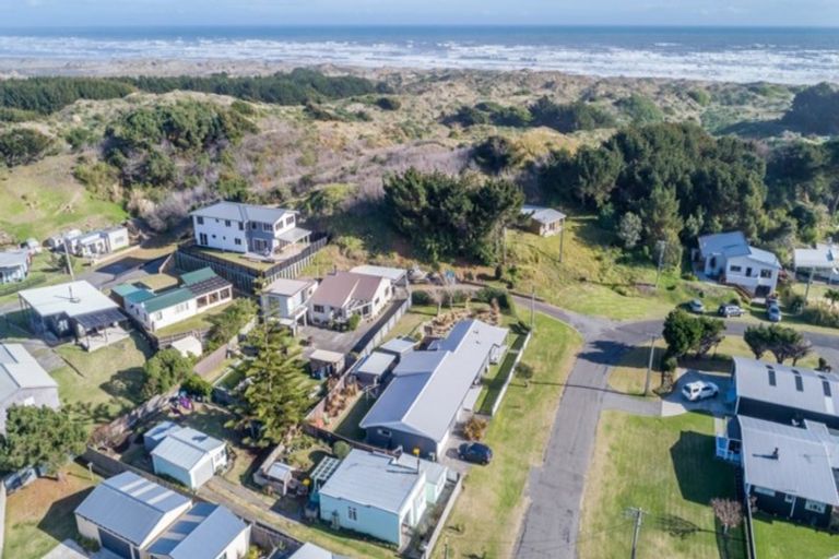 Photo of property in 18 Chrystall Street, Foxton Beach, Foxton, 4815