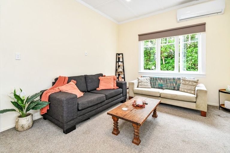 Photo of property in 2c Waiari Road, Conifer Grove, Takanini, 2112