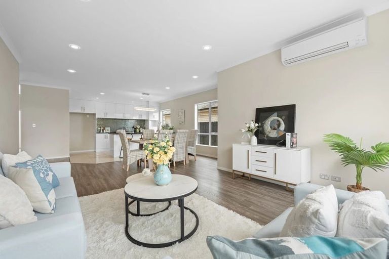 Photo of property in 5 Iwinuku Crescent, Wattle Downs, Auckland, 2103