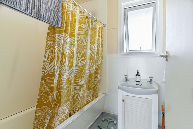 Photo of property in 4/55 Apu Crescent, Lyall Bay, Wellington, 6022