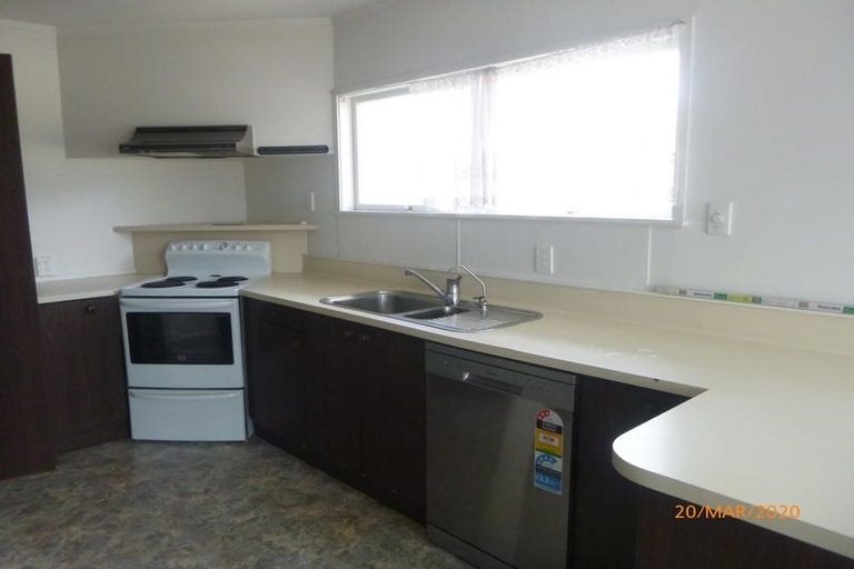 Photo of property in 16 Crompton Road, Massey, Auckland, 0614