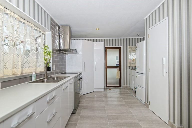 Photo of property in 8 De Quincey Terrace, Highland Park, Auckland, 2010