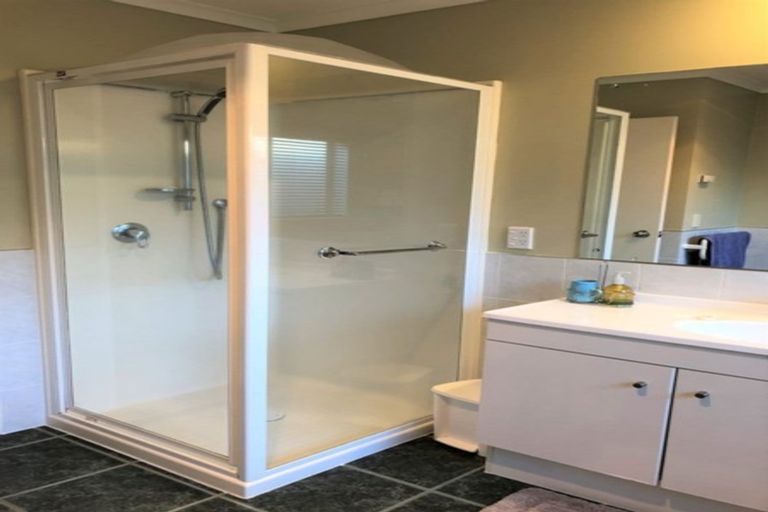 Photo of property in 8 Newinn Crescent, East Tamaki Heights, Auckland, 2016