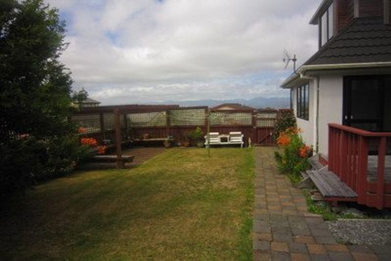 Photo of property in 24 Ashton Fitchett Drive, Brooklyn, Wellington, 6021