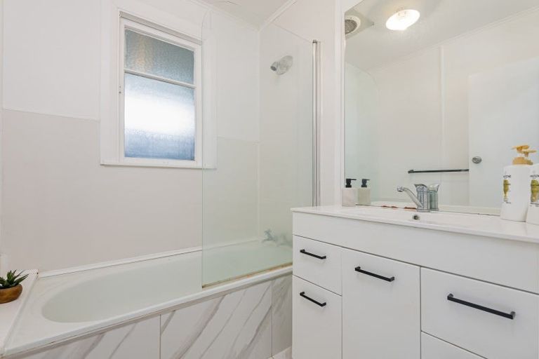 Photo of property in 17 Peters Avenue, Cloverlea, Palmerston North, 4412