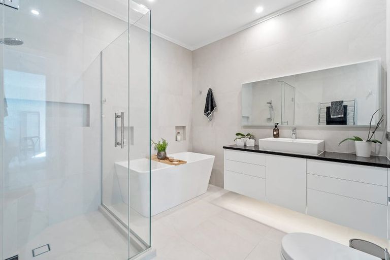 Photo of property in 33a Churchill Road, Murrays Bay, Auckland, 0630