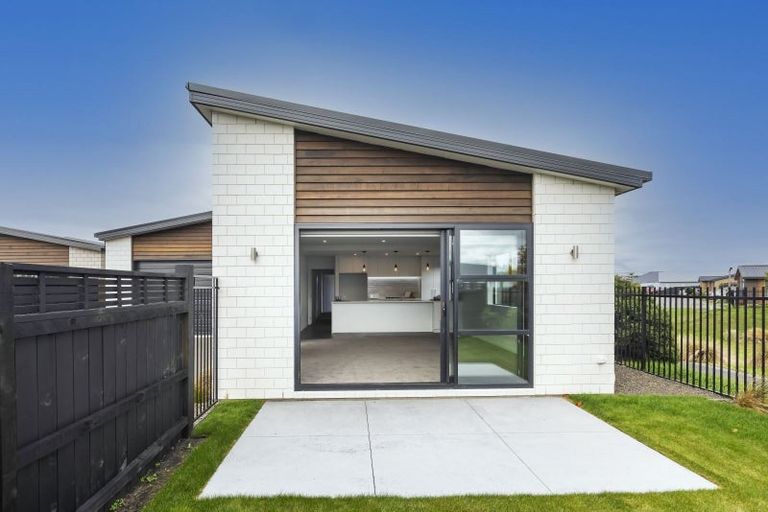 Photo of property in 21 Loch Tanna Way, Broomfield, Christchurch, 8042