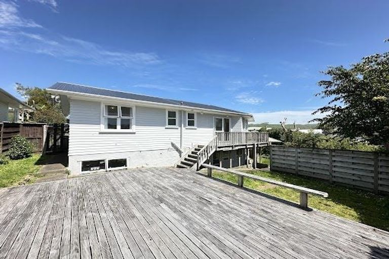 Photo of property in 32 Lynda Avenue, Paparangi, Wellington, 6037
