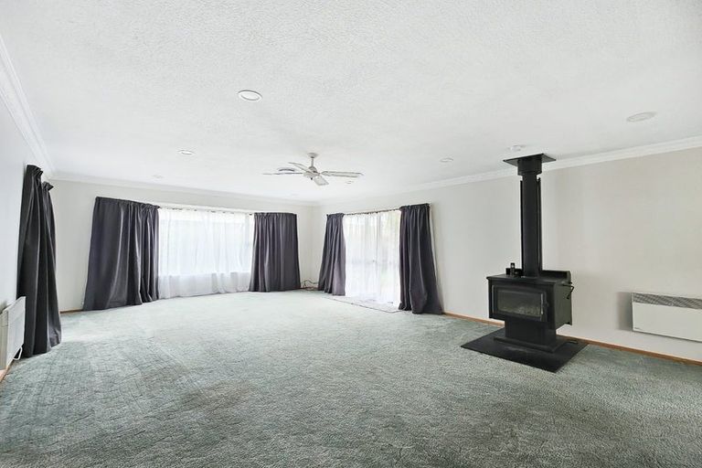 Photo of property in 18 Regency Crescent, Redwood, Christchurch, 8051