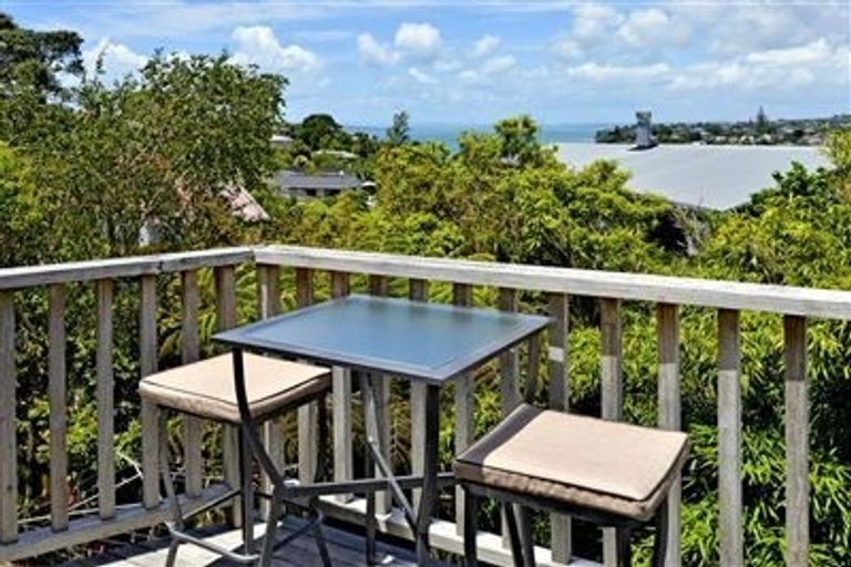 Photo of property in 1/552 Beach Road, Rothesay Bay, Auckland, 0630