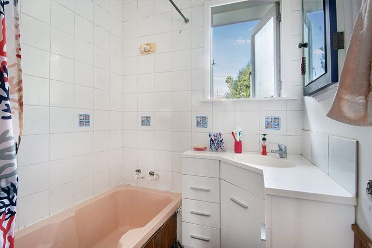 Photo of property in 18 Sherwood Avenue, Te Atatu South, Auckland, 0610