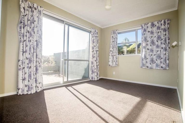 Photo of property in 5 Peach Tree Grove, Maungaraki, Lower Hutt, 5010